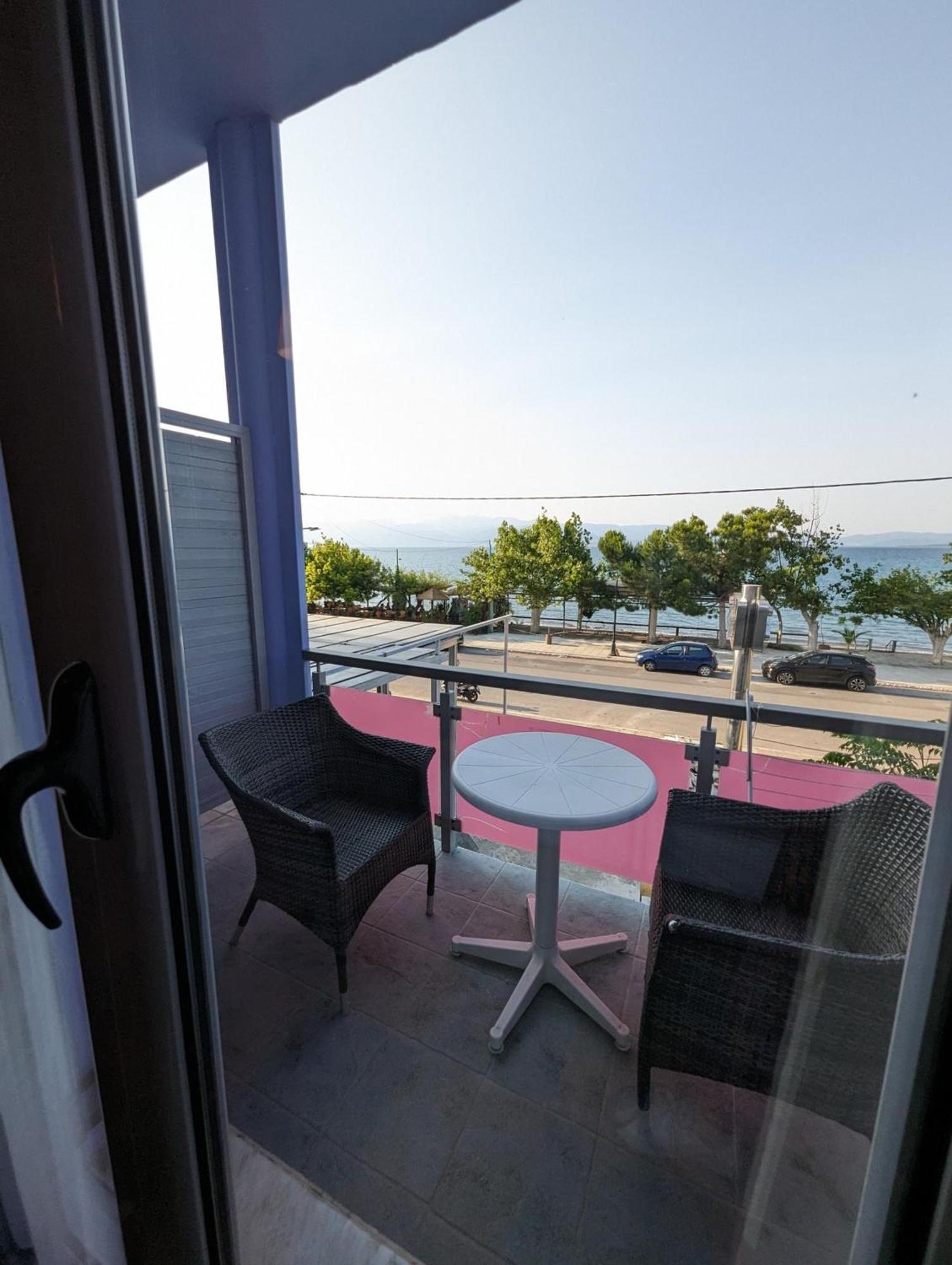 Okeania Seafront Rooms In Kamena Vourla Extérieur photo