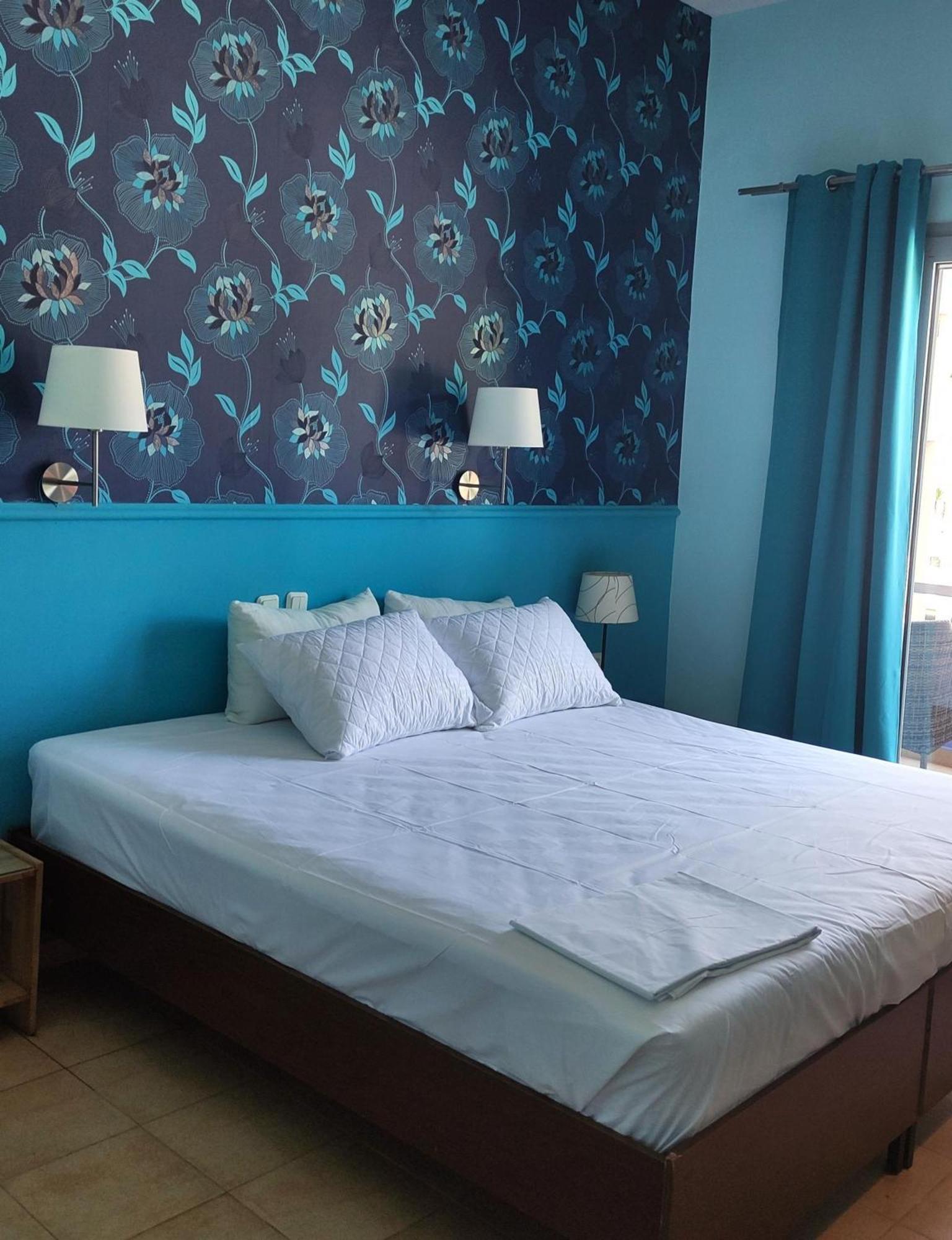 Okeania Seafront Rooms In Kamena Vourla Extérieur photo