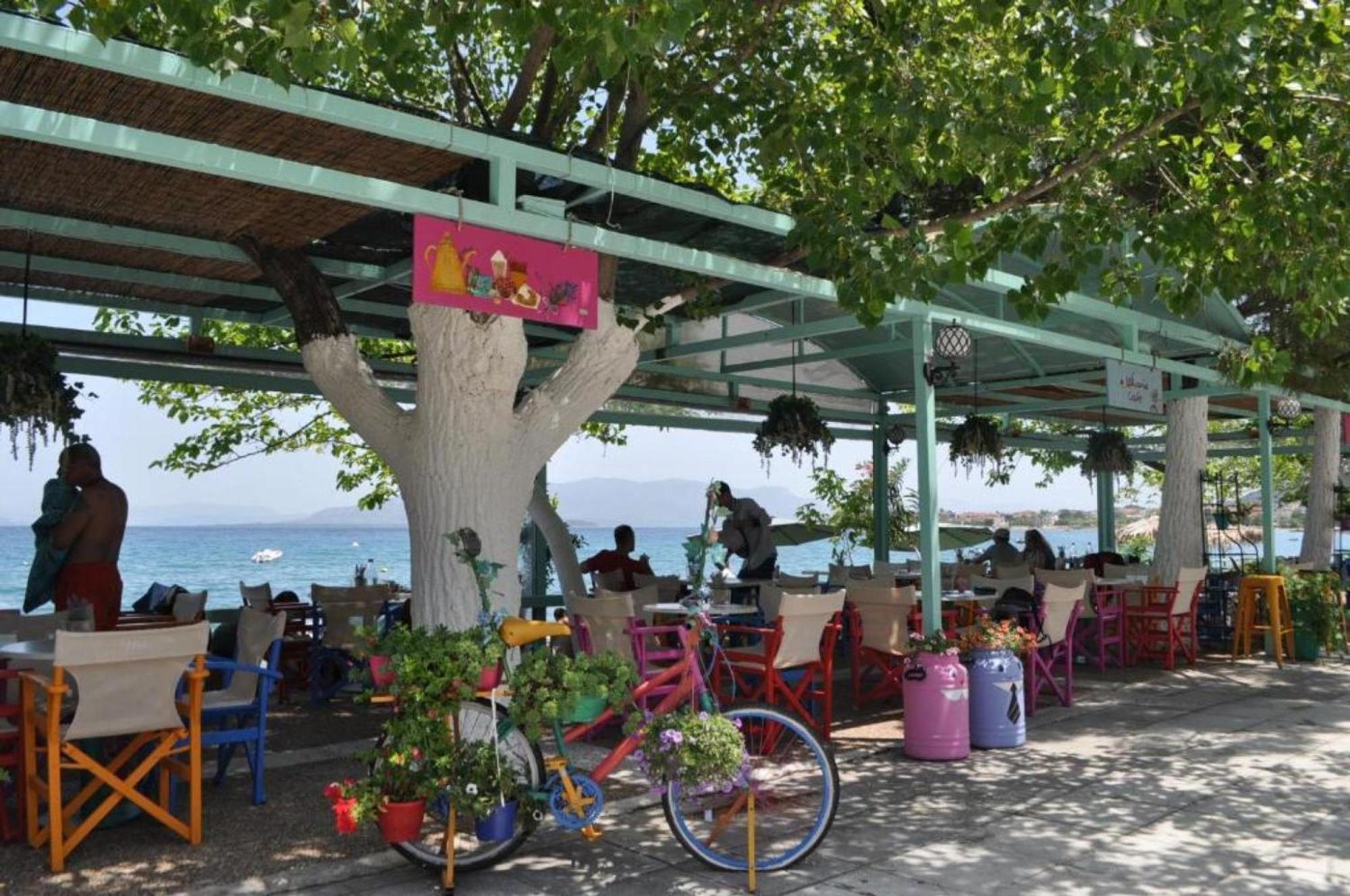 Okeania Seafront Rooms In Kamena Vourla Extérieur photo