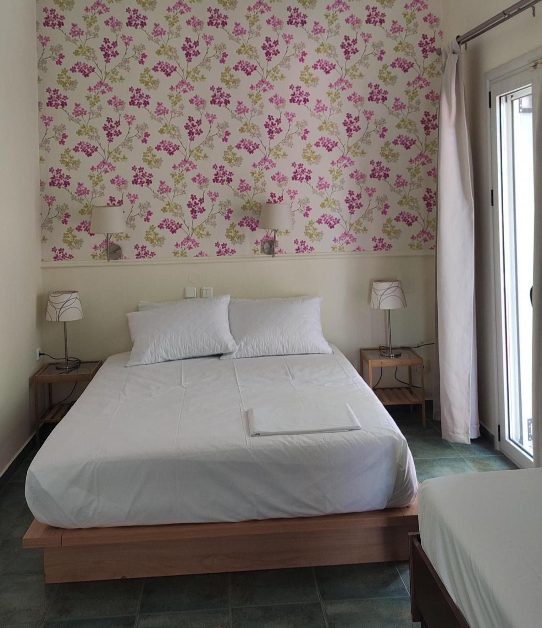 Okeania Seafront Rooms In Kamena Vourla Extérieur photo